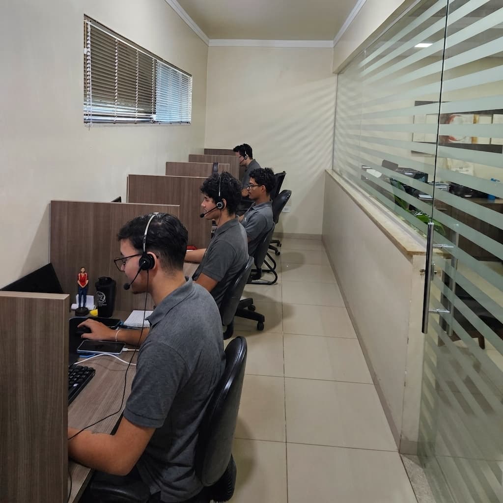 Equipe de suporte da Comsystem atendendo clientes